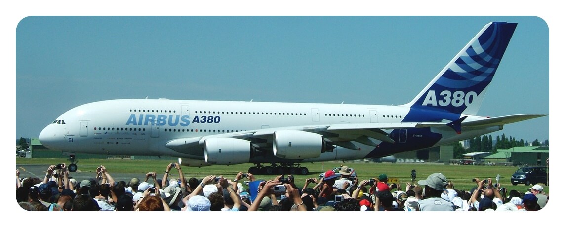 2005년 에어쇼에서 에어버스 A380-800이 첫 공개되며 관중들이 사진을 찍고 있는 장면