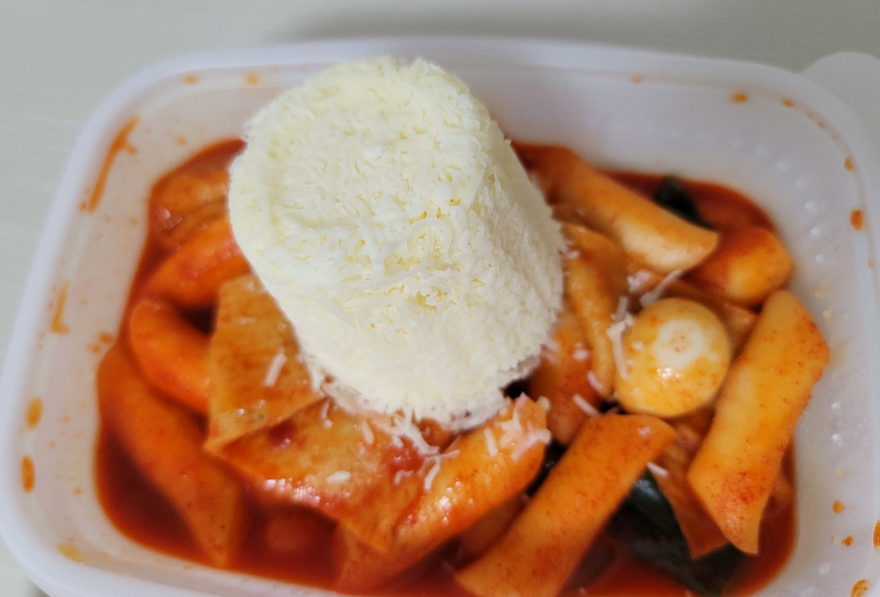 마녀떡볶이 눈꽃치즈 투하