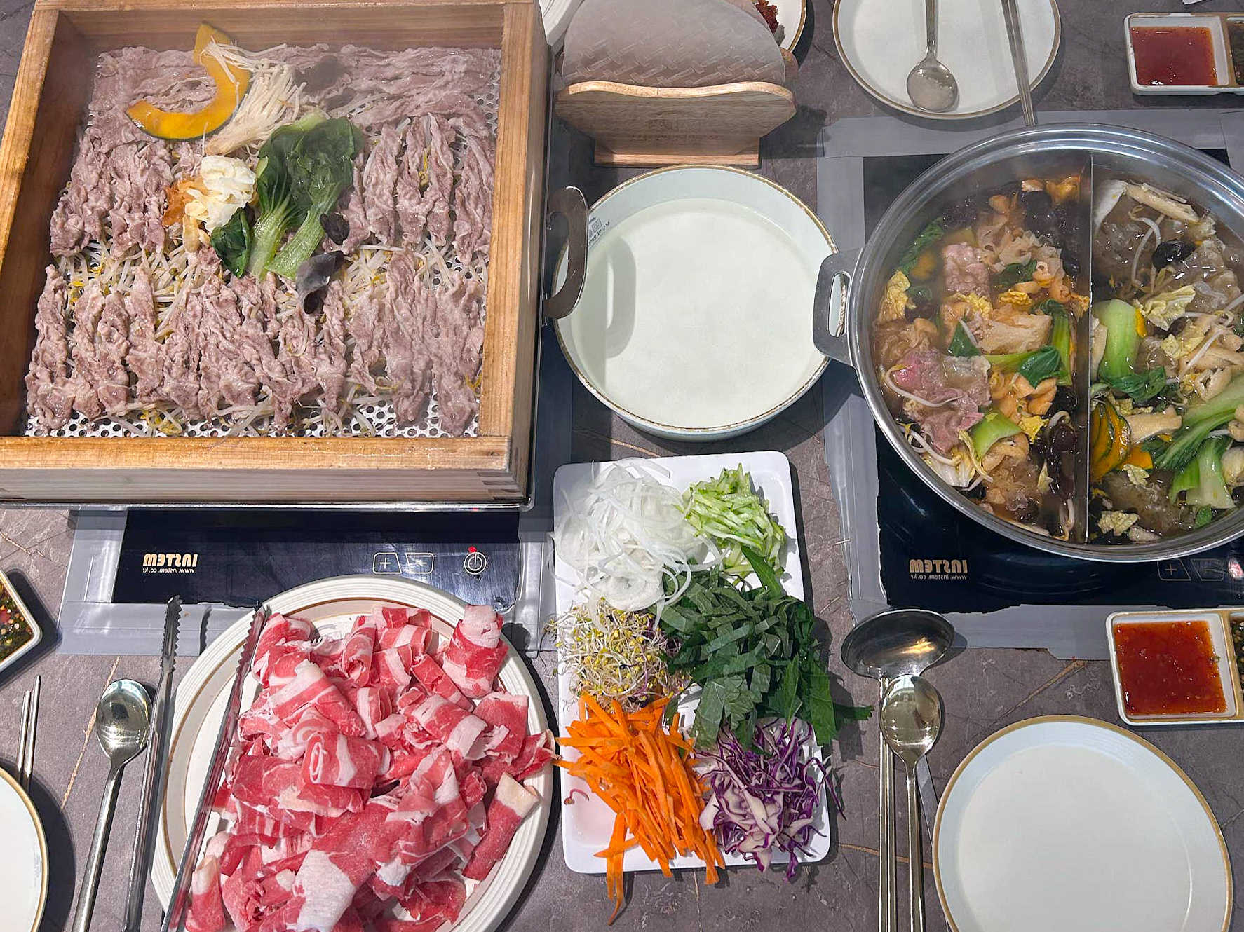 편백찜과 샤브샤브를 동시에 즐기는 사진