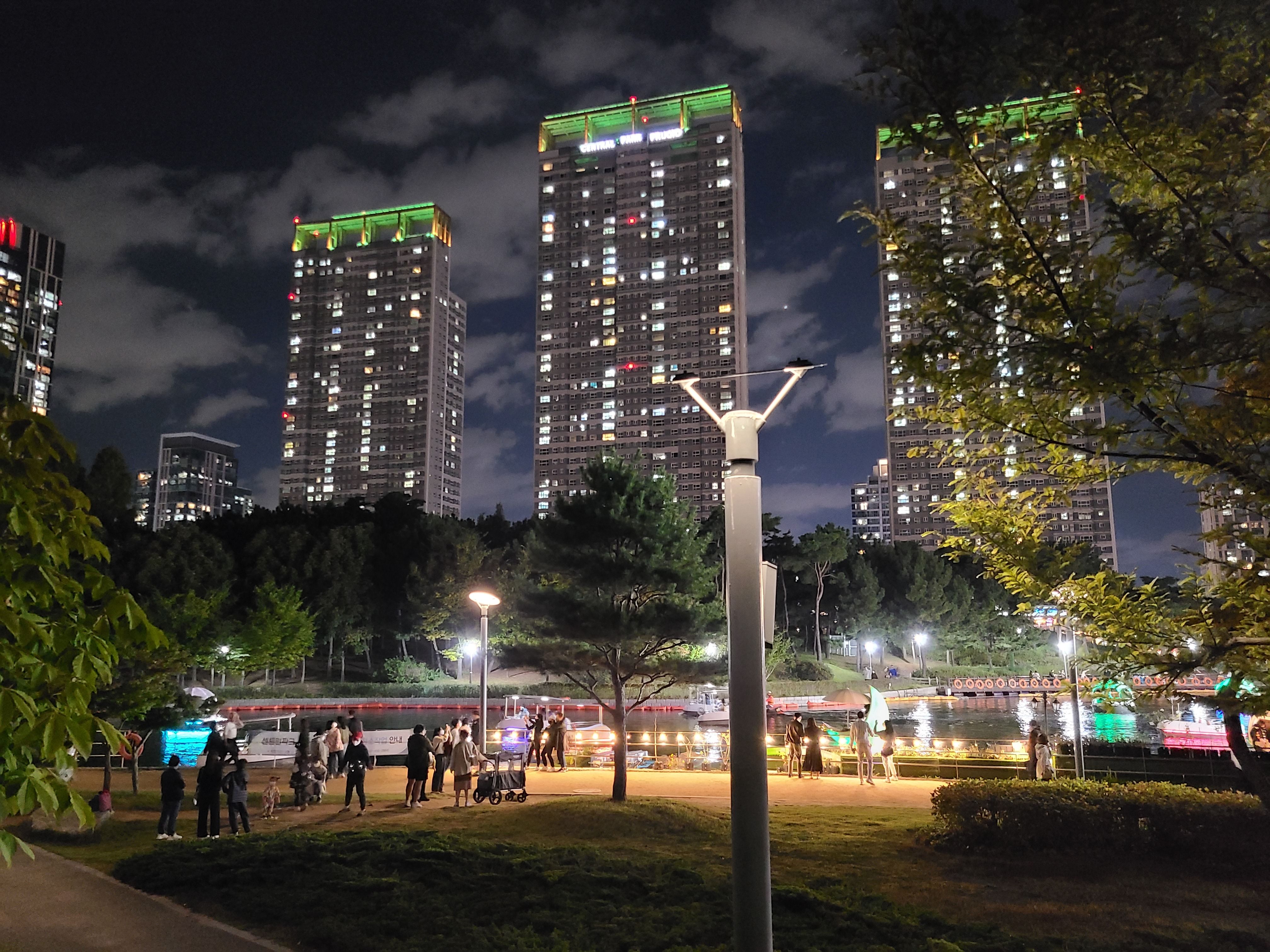 인천 송도센트럴파크 입구 야경 모습