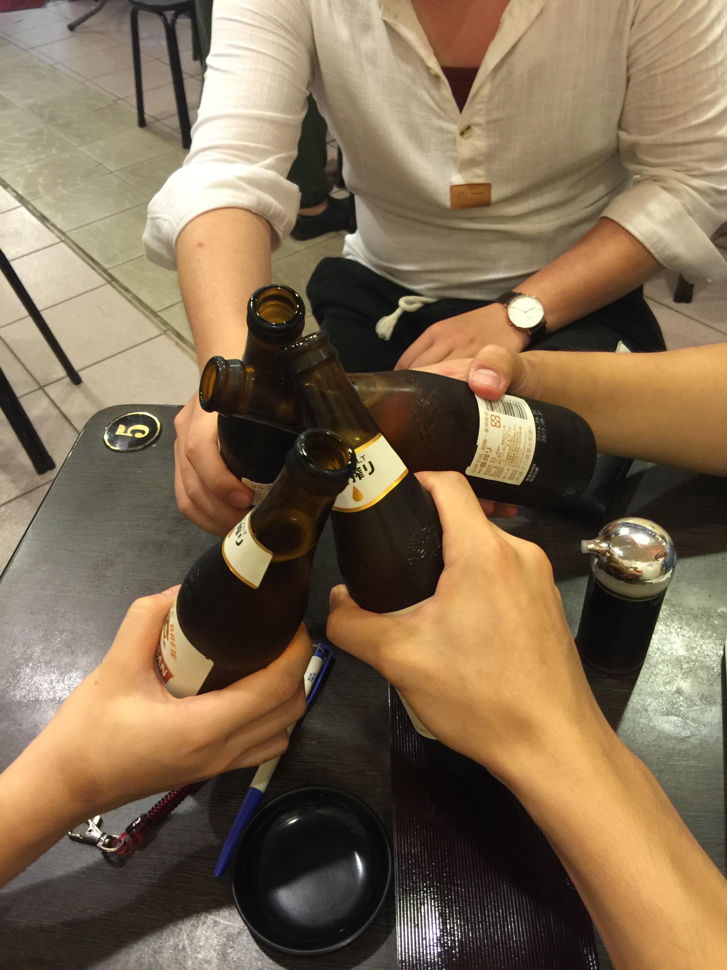 현지인과 맥주 사진