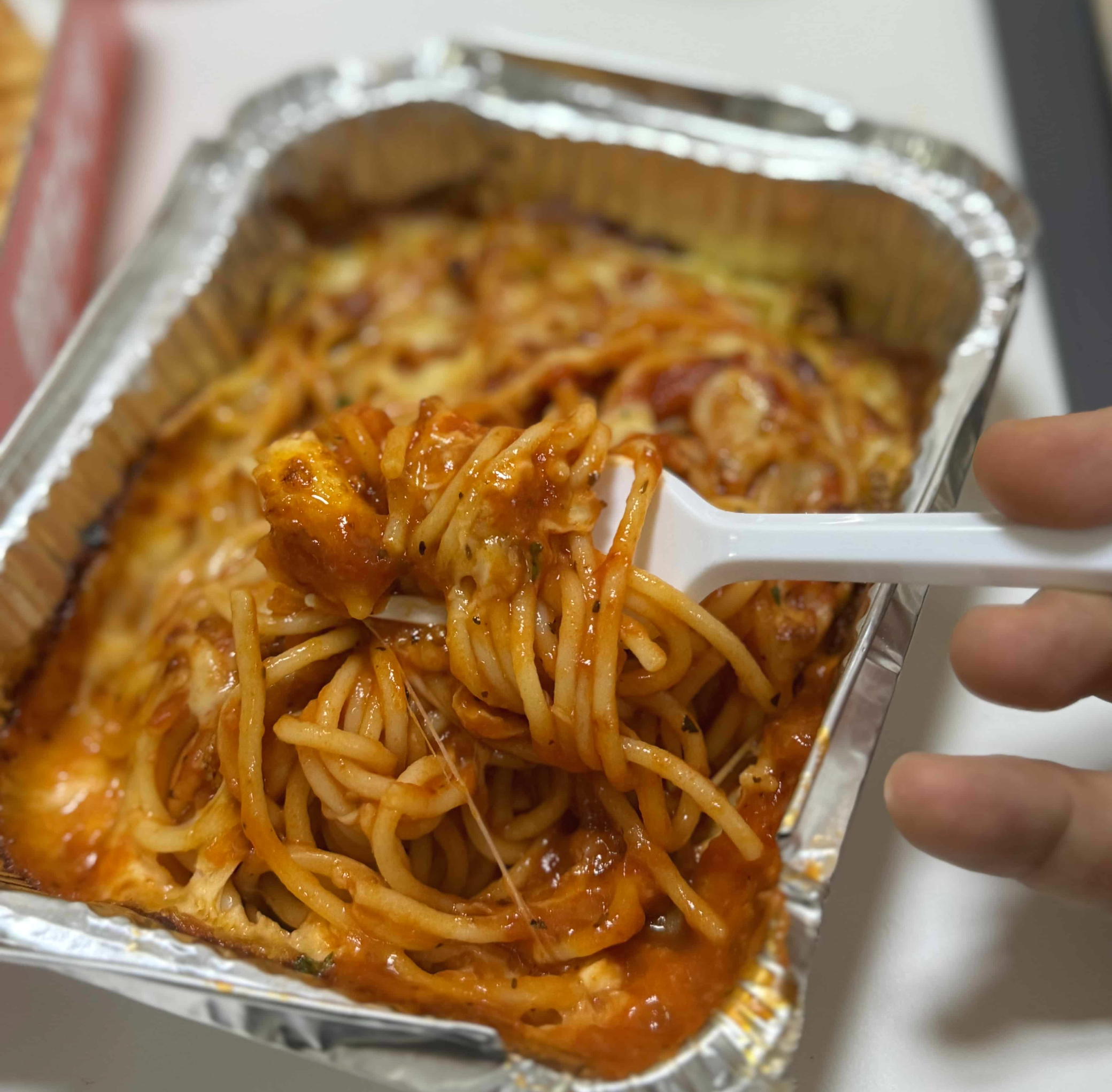 빽보이피자 토마토 치즈 스파게티를 포크로 먹는 사진이다.