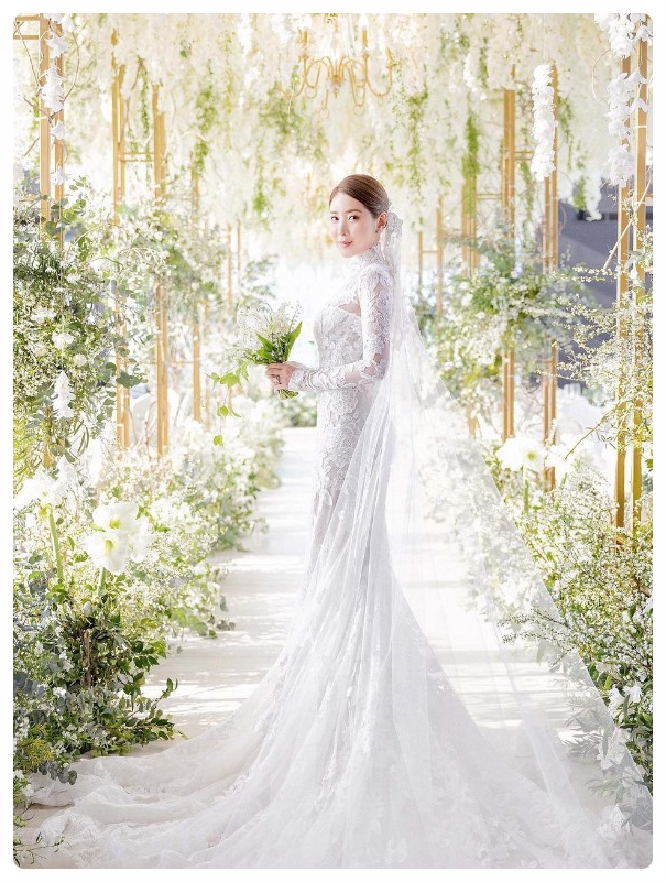  서인영 결혼식 웨딩드레스 화보 사진 시스루 패션 쥬얼리 멤버 박정아 이지현 하주연 김은정 하객 참석 조민아 불참 인스타 프로필 나이 데뷔 소속사