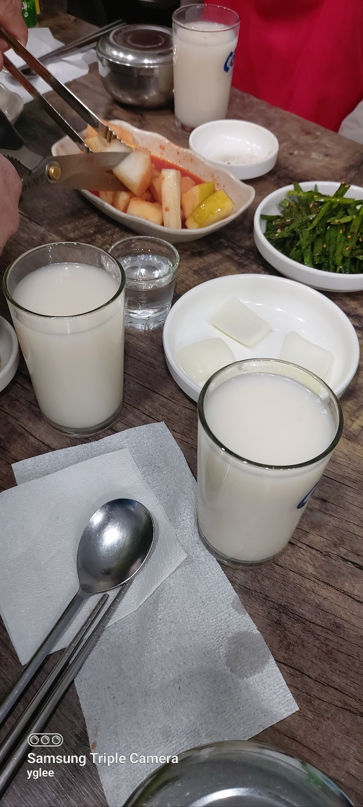  막걸리를 글라스잔에 따러  마시기