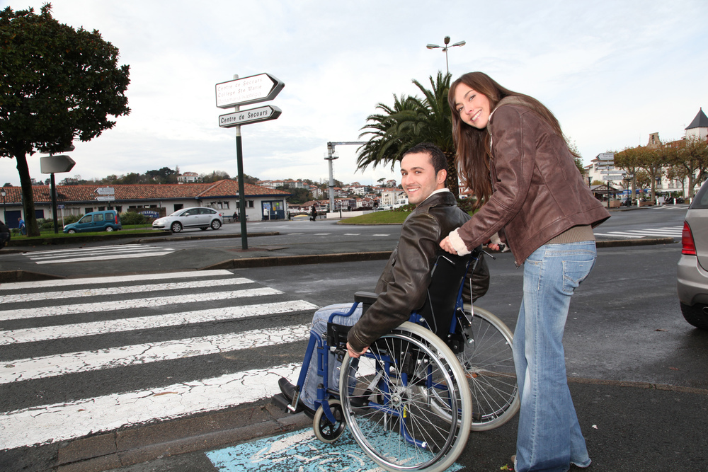 장애물 없는 생활환경을 위해 가장 먼저 고려해야 할 사항은 보행 가능한 길입니다. 보행로는 장애인 친화적으로 설계되어야 하며&#44; 휠체어나 안대&#44; 약진자들이 쉽고 안전하게 이용할 수 있어야 합니다.