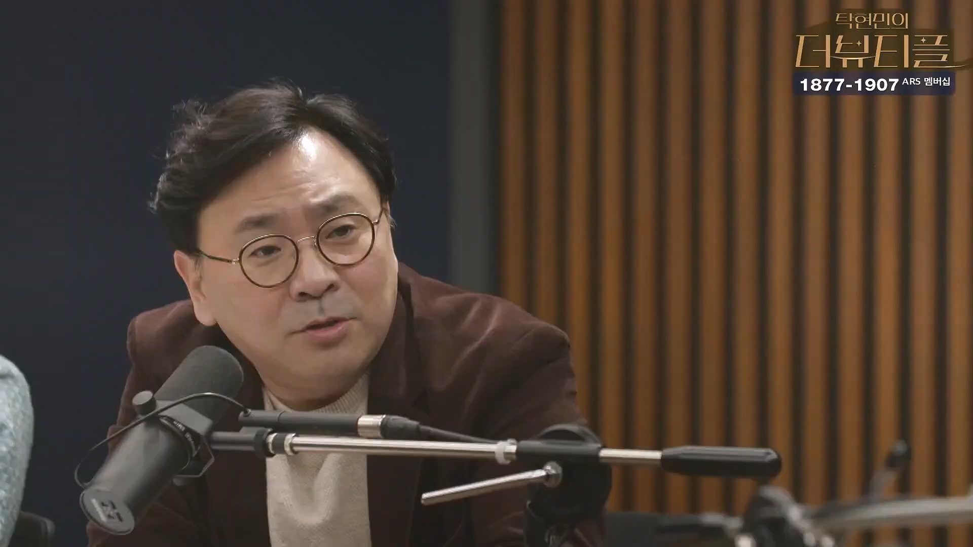 [#탁현민의더뷰티플] 탄핵변론 코믹쑈 - 내가 나를 끌어내려고 요원시켜 계몽령~¿¿ ¦ 2025년 1월 25일 토요일 ¦ 다시 27회 (1080p_30fps_H264-128kbit_AAC).mp4_20250125_150948.905.jpg