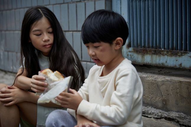"배가 고프고 찐빵이 너무 먹고 싶어요." 진열장에 찐빵을 뚫어지게 처다보는 남매는 돈이 없었고 한참을 찐빵만 물끄러미 쳐다보는 아이들 모습에 가슴이 먹먹해집니다.