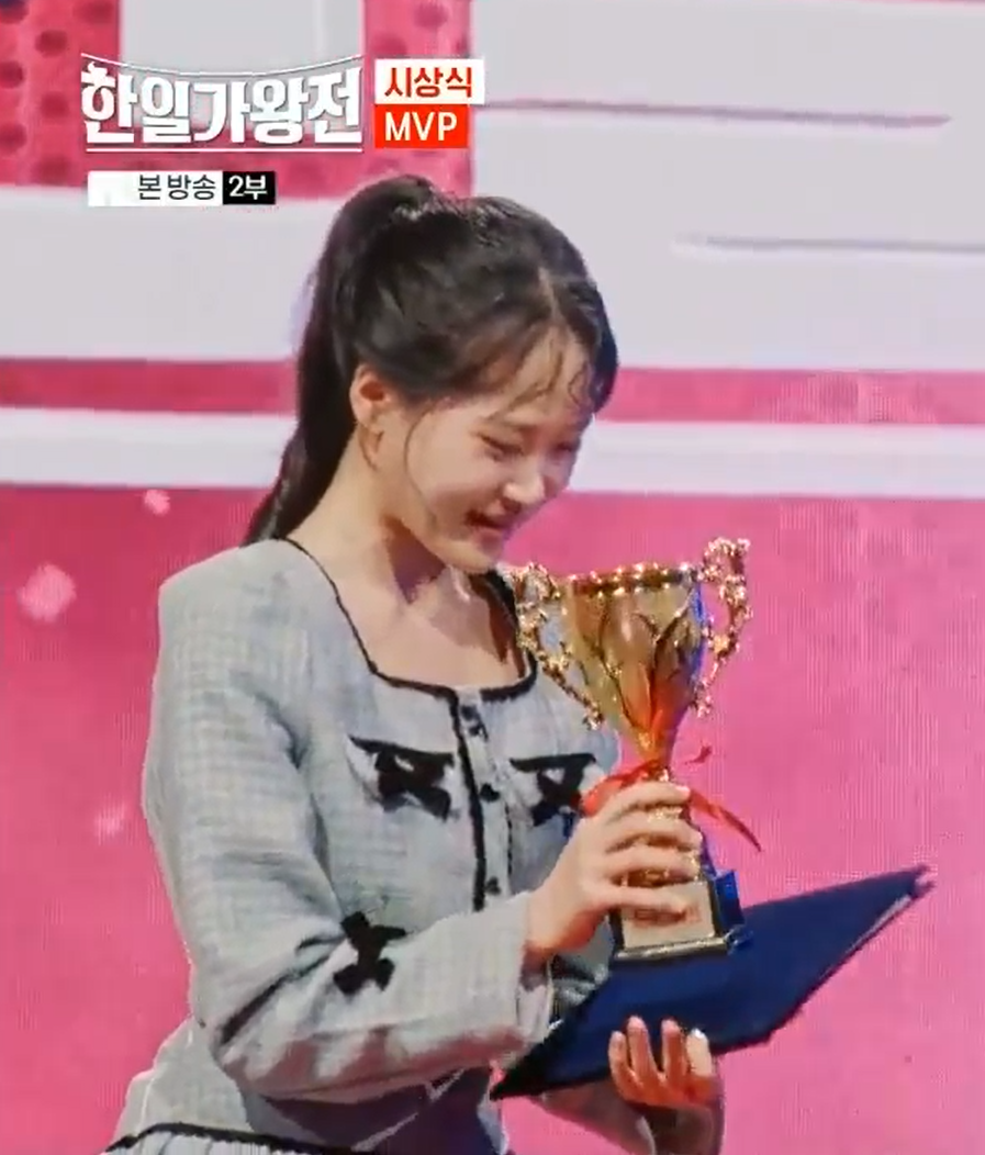 한일가왕전-MVP-트로피를-안고-있는-김다현
