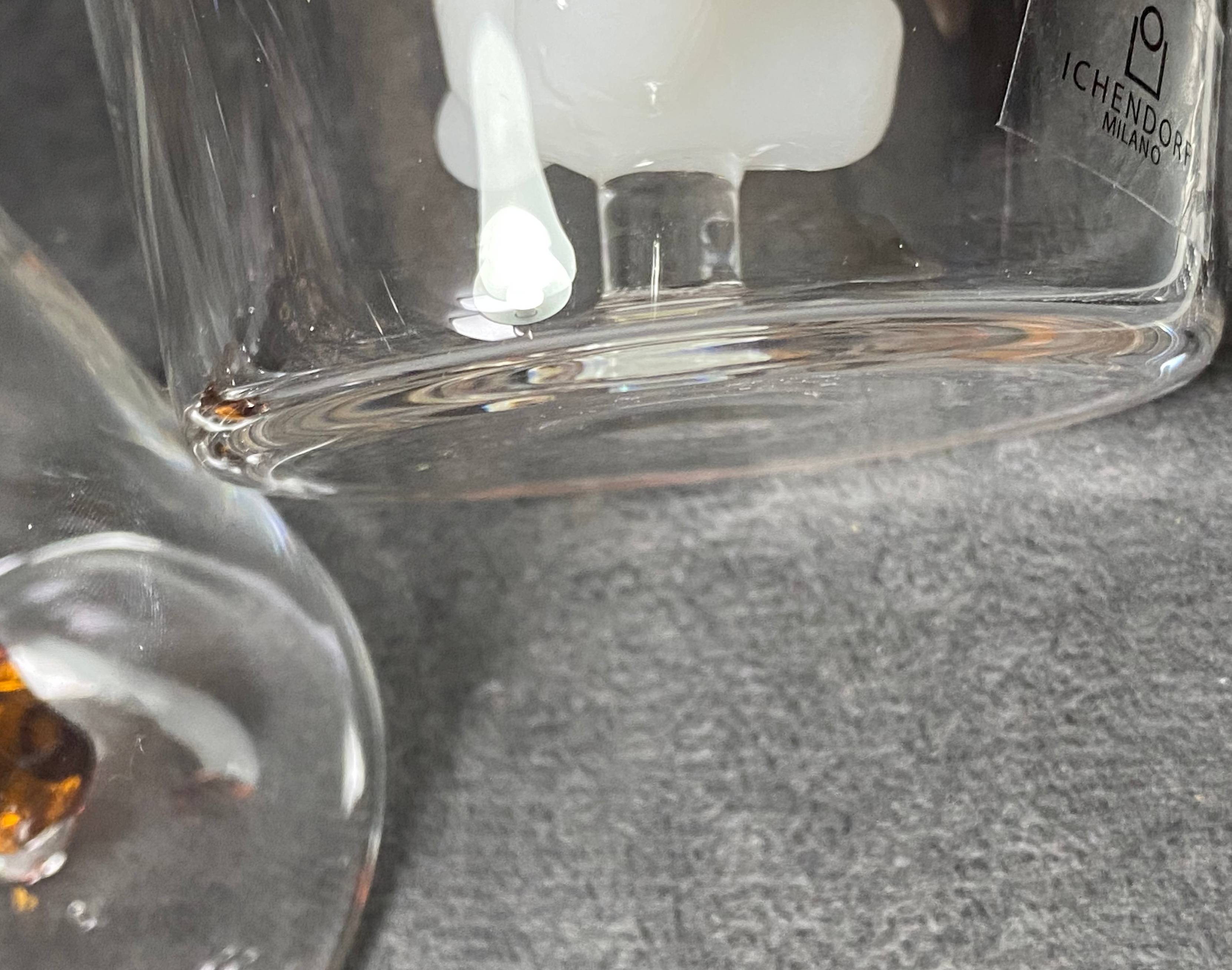 화이트 베어 컵 내부에 화이트 베어 피규어가 고정된 연결부를 촬영한 사진
