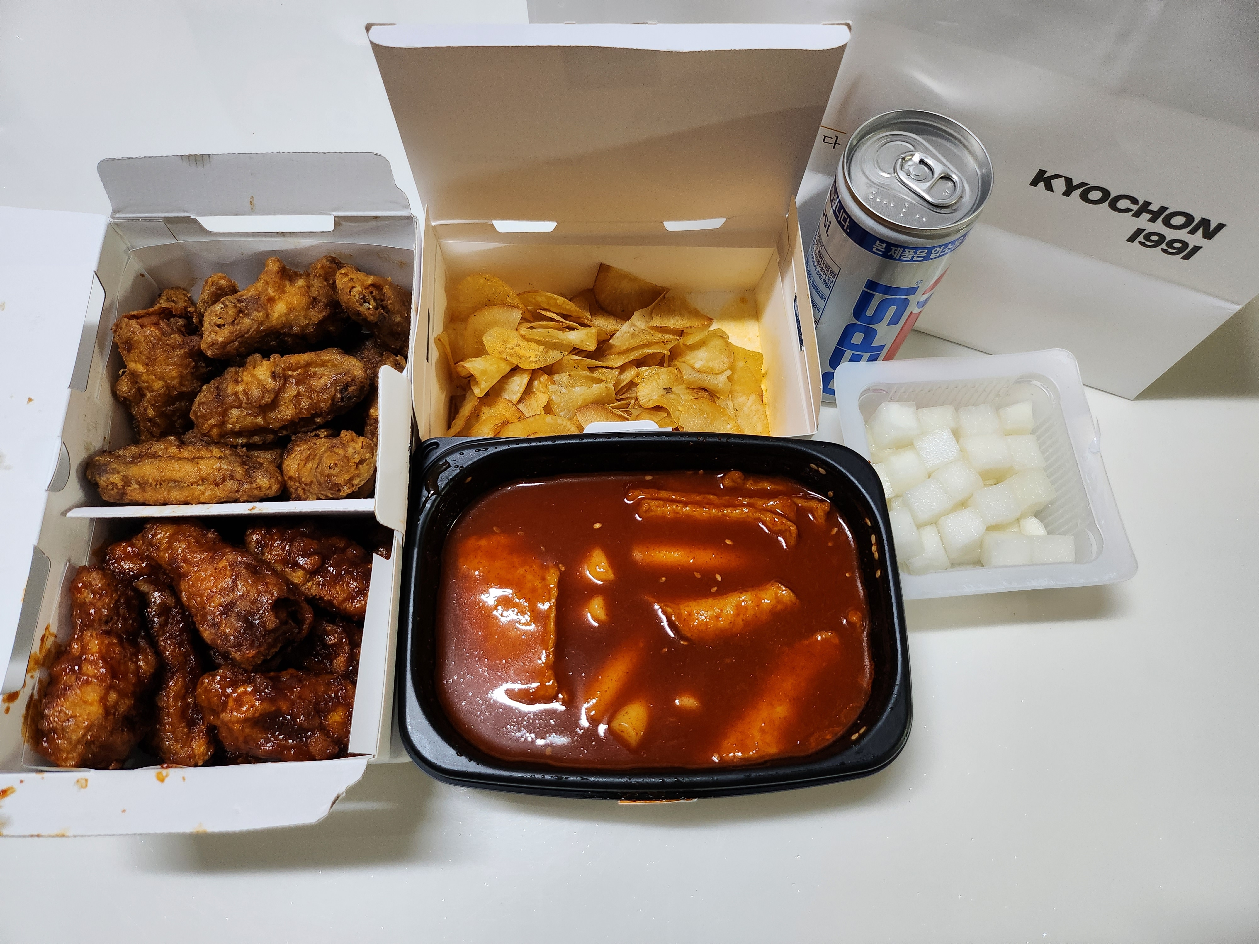  배달의 민족 야식 교촌치킨 허니레드반반윙봉 국물떡볶이 국물맵떡과 리뷰이벤트 칩카사바