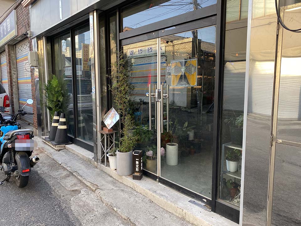 유리문 앞에 작은 입간판에 무정형이라고 한자로 쓰여있습니다. 얼핏 봐서는 바(Bar)로 보이지 않습니다.
