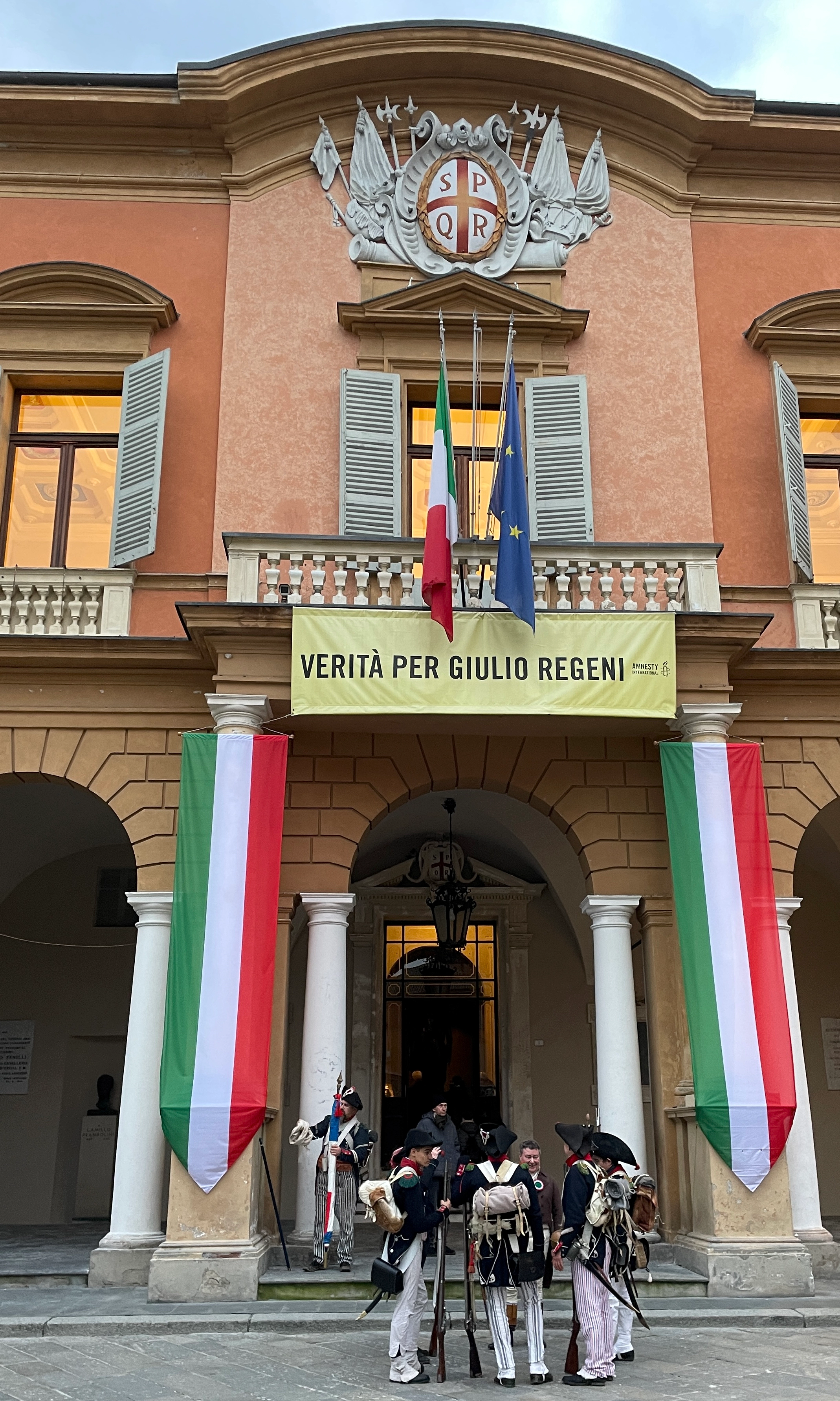 Sala del Tricolore 앞에 서 있는 이탈리아 전통복장을 하고 있는 사람들