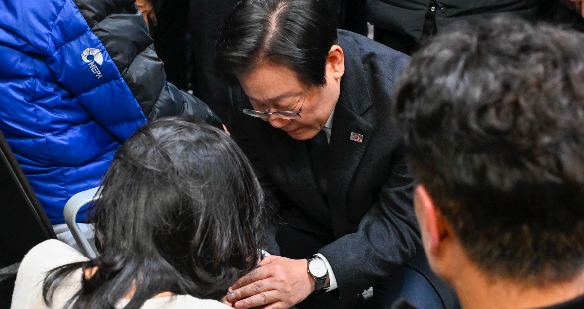이재명이 유가족을 위로하고 있다.