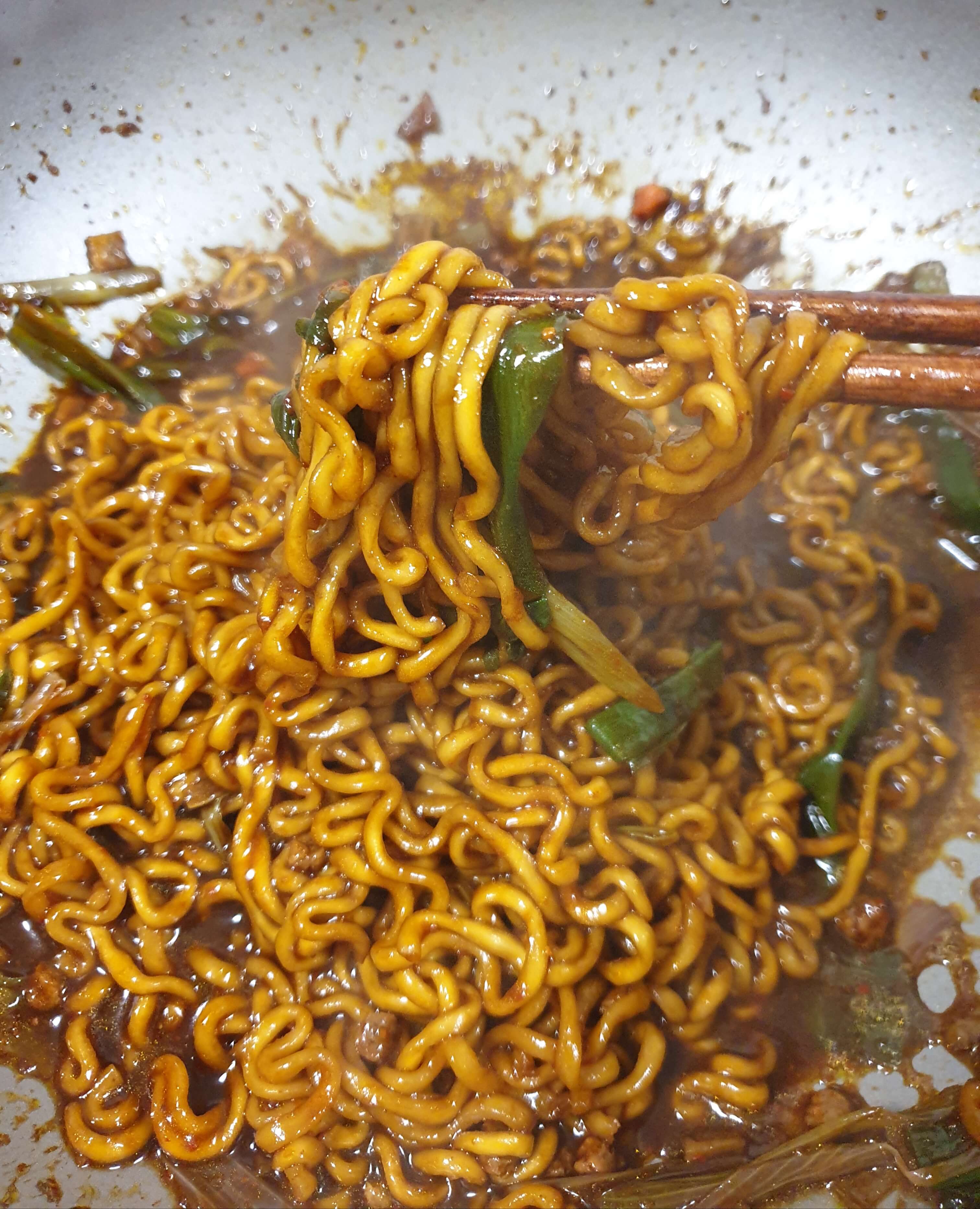  감칠맛이 끝내주는 파기름 짜파게티 만들기