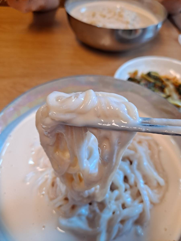 콩국수 면발 올리다