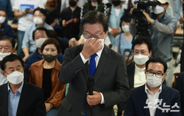  이재명 죽이기 기획 vs 잘못은 잘못 野 내홍 격화 6·1지방선거 참패 후 계파싸움 주말간 격화 친문계 신동근 책임 경중 김종민 이재명 죽이기 아냐 반성 핵심 심판받은 후보 지역구 출마, 헌정..