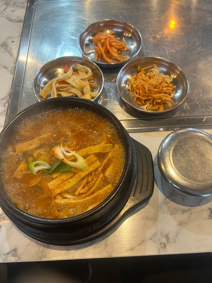 김치찌개와-반찬들