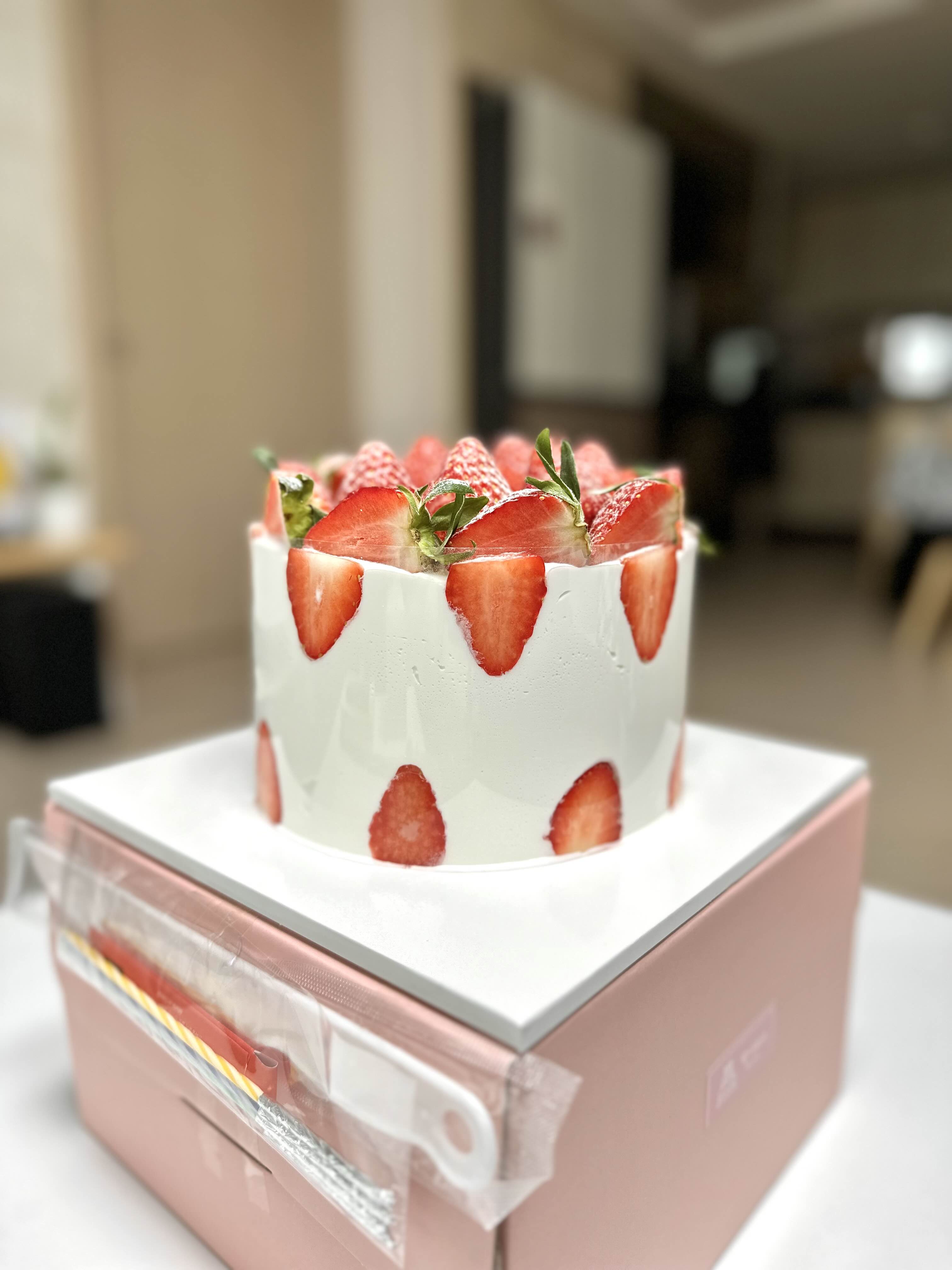 아산딸기마녀케이크 이미지
