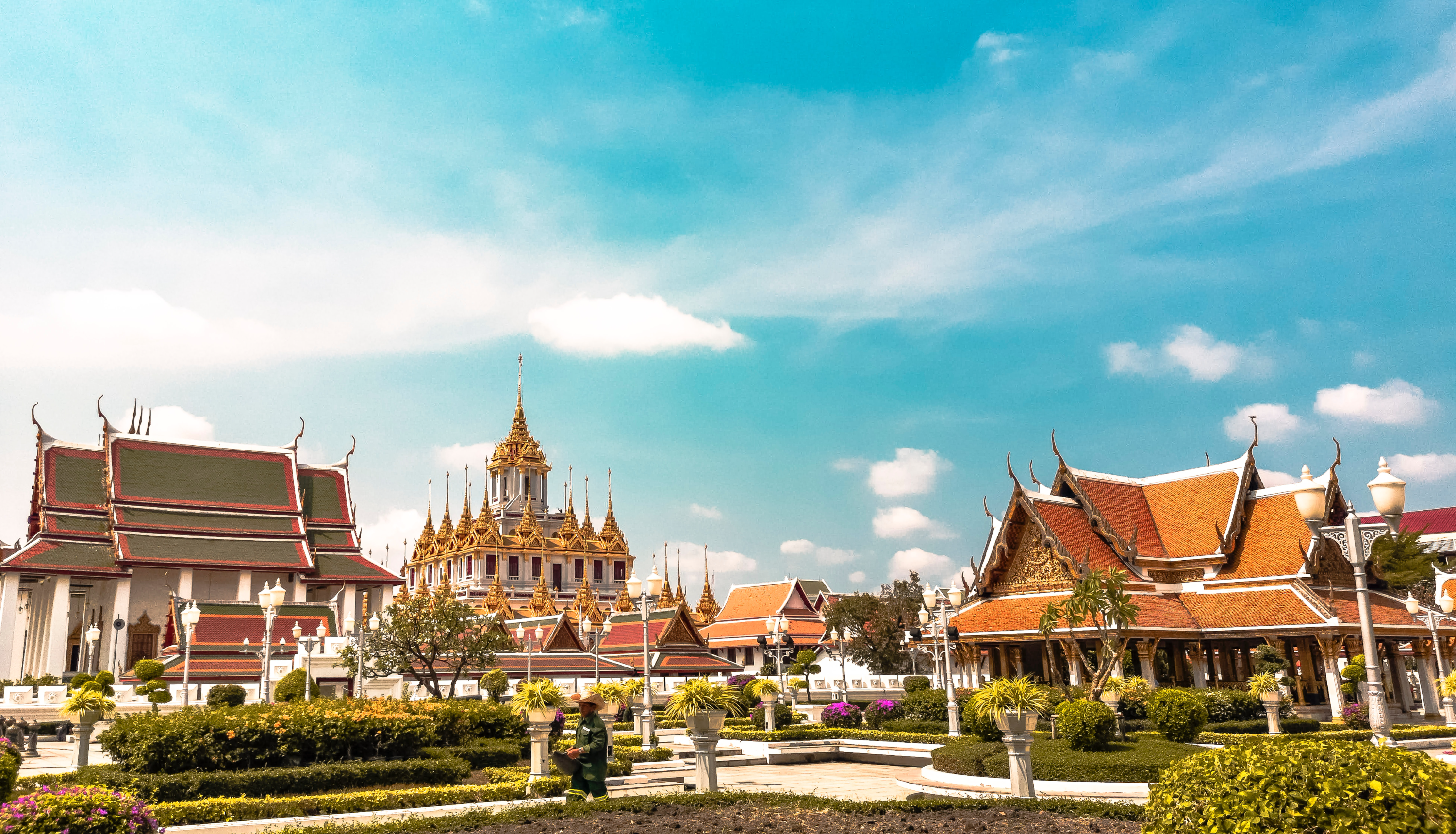 태국 방콕의 사원들이 모인 모습 맑은 하늘과 정원이 같이 보임