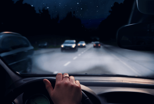 야간운전하는 모습