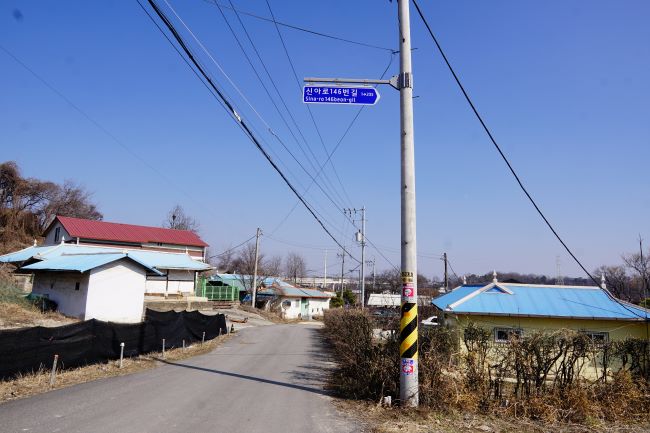 푸른 하늘&#44; 마을풍경&#44; 가운데 마을길&#44; 전못대 1&#44; 왼쪽은 야산&#44; 우측엔 푸른 지붕&#44;