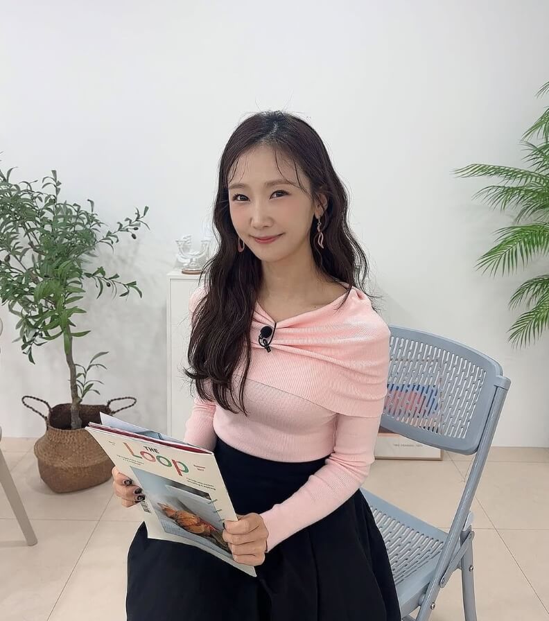 의자에앉아있는-긴머리여성의모습