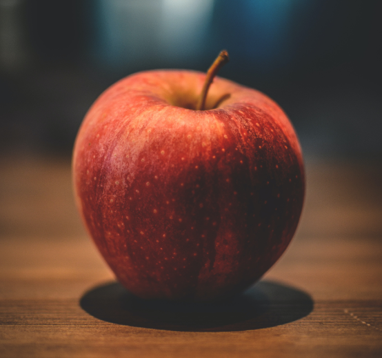 복잡한 배경의 사과