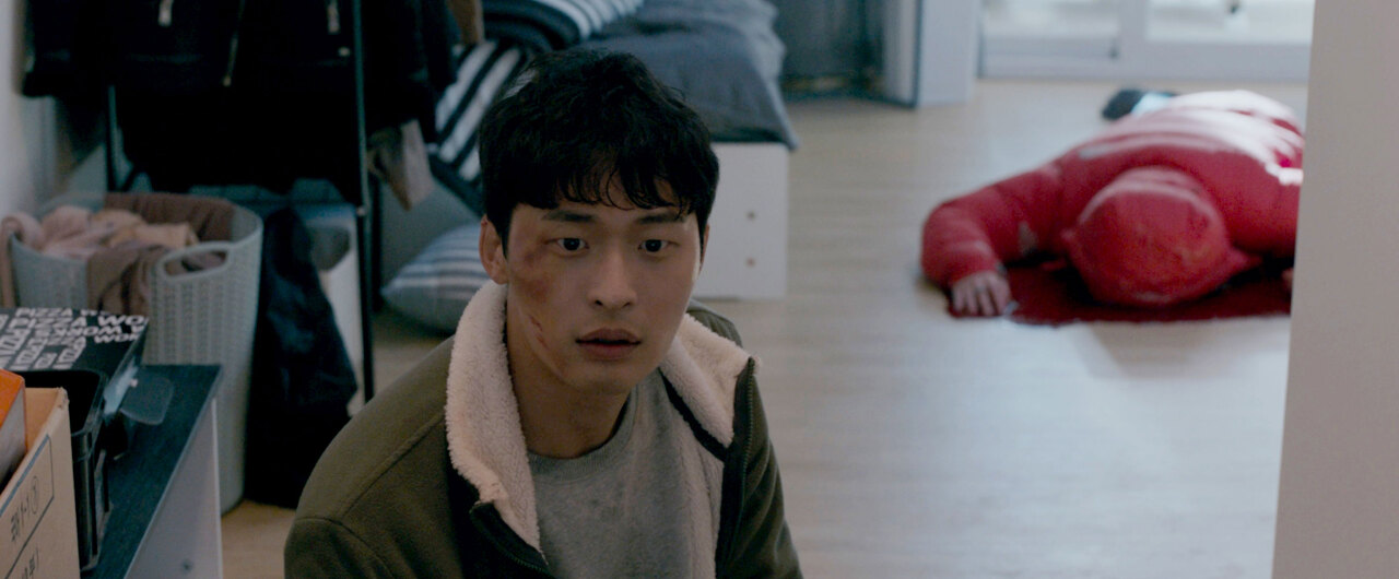 영화 &#39;옆집사람&#39;에서 주인공 역할을 맡은 배우 오동민이 멍하니 서 있는 모습