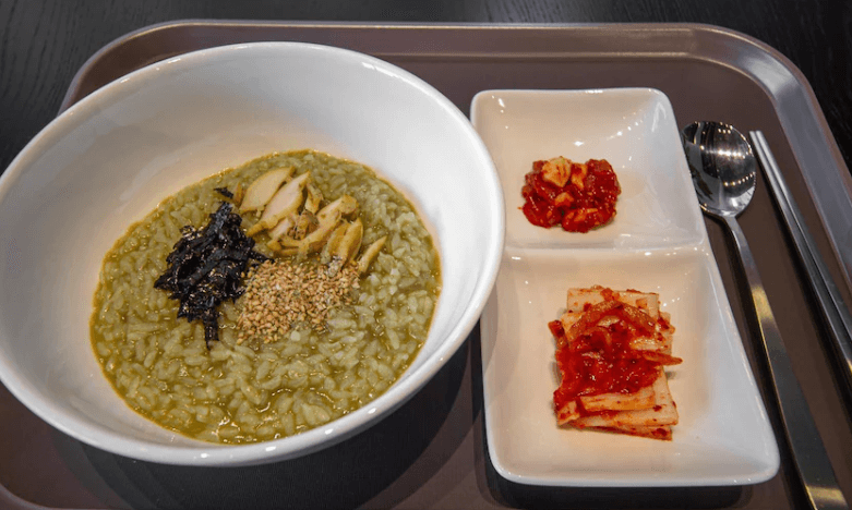 노블리온 호텔의 조식-전복죽&amp;#44; 김치
