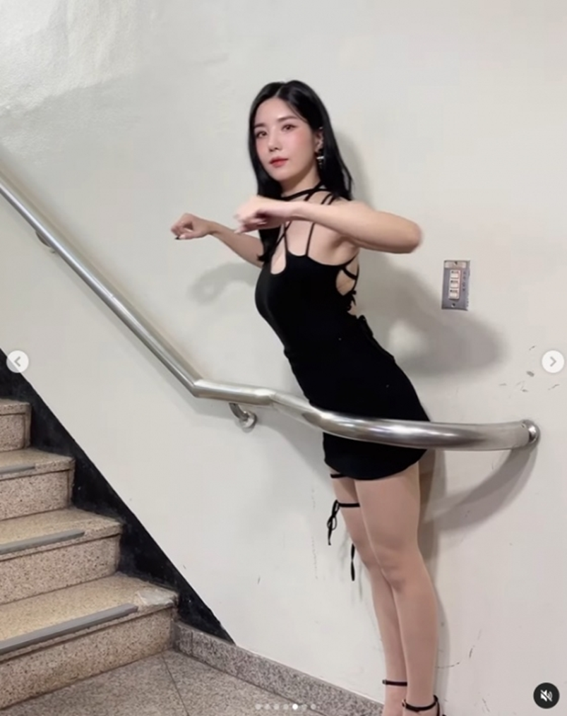 아이돌 멤버 두명이 들어갔다는 화제의 뮤뱅 포토 스팟존…jpg | 인스티즈