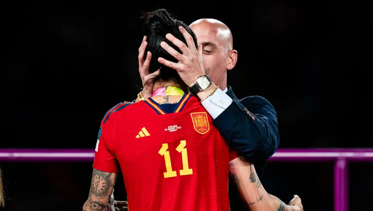 FIFA&#44; 동의 없이 선수에게 키스한 스페인 축구 회장에 자격 정지 VIDEO: FIFA Suspends Spanish Soccer President Luis Rubiales After Kissing Player Without Consent