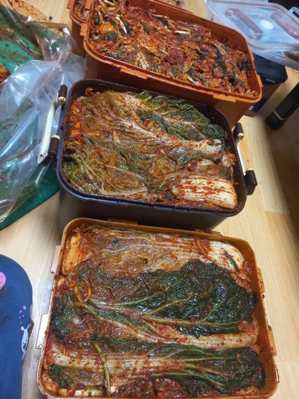 김치를 담은 윗부분을 우거지로 덮어준 사진