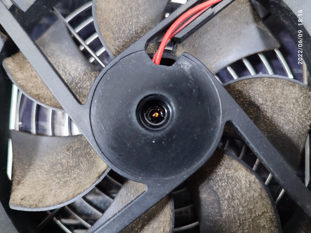 베어링 오일을 두 방울 넣어줬습니다.