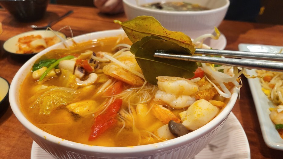 똠얌 쌀국수 안에 라임 잎이 들어있다.