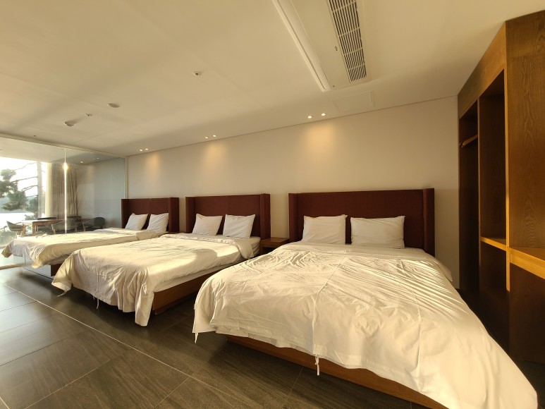 퀸사이즈 침대 3개 있는 넓은 여수 라테라스 침실 모습