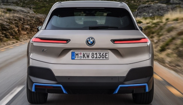 BMW iX-후면부