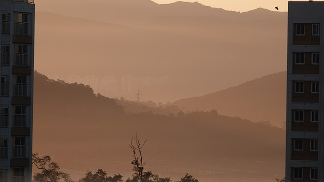 한국의 뿌옇고 구리빛이 나는 미세먼지 하늘 모습