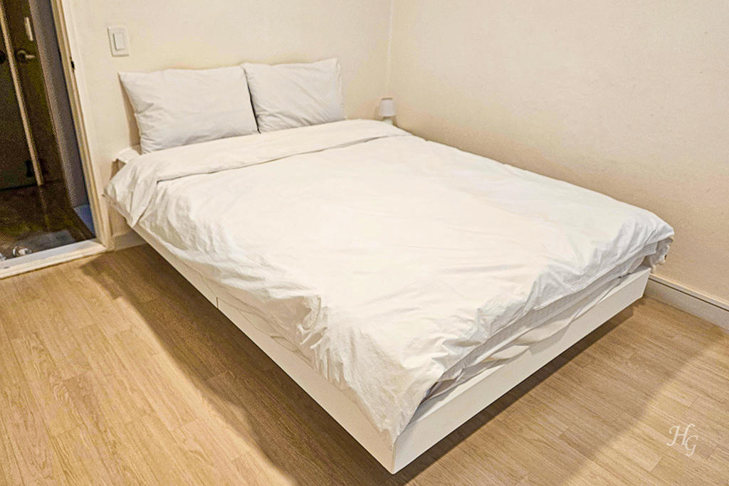 제임스블루 호스텔 더블룸 흰색 침대