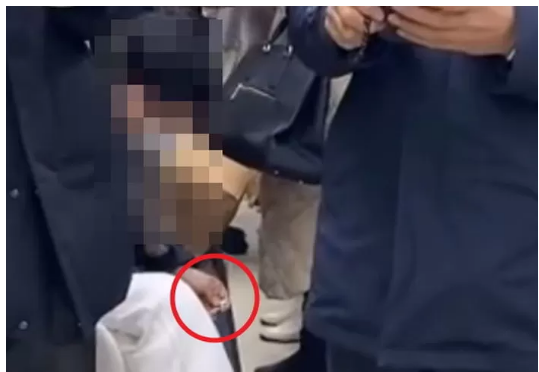  지하철에서 손톱 깎고 바닥에 버리는 손톱빌런 여성 목격