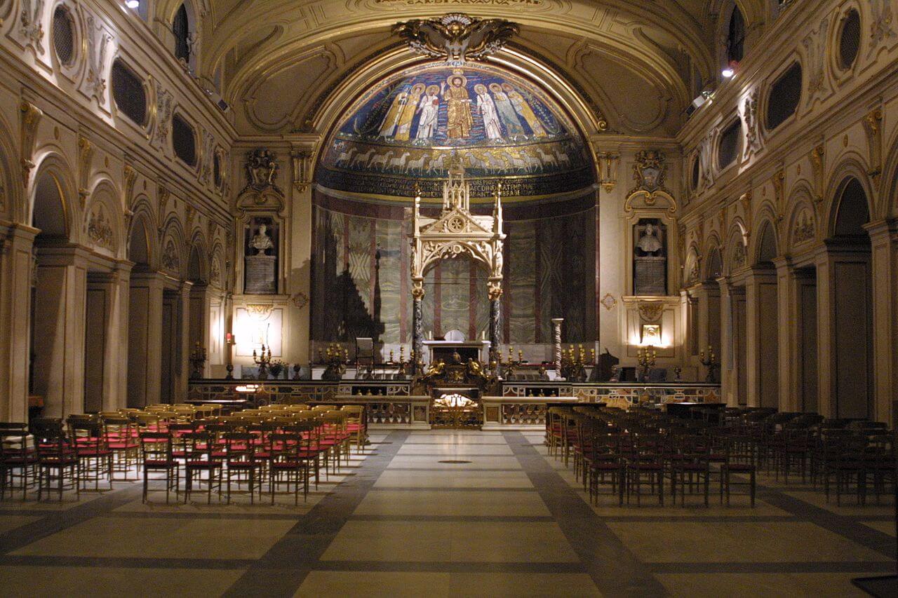 이탈리아 로마에 있는 산타 체칠리아 인 트라스테베레 성당의 내부 사진입니다.