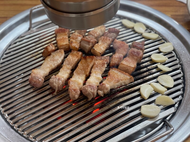 수원 맛집 동수원소금구이 인생 갈매기살 - 커팅 고기