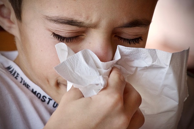 감기로 콧물 증상을 보이는 아이가 코를 푸는 사진