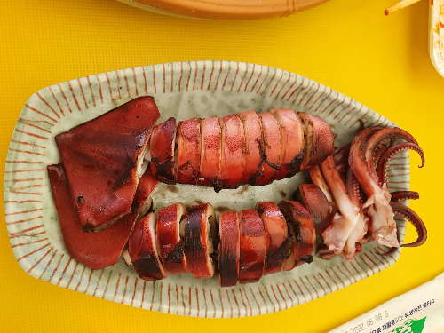 오징어를 그대로 찐 오징어 통찜. 주문 후 20분은 걸리기 때문에 오징어회를 다 먹을 쯤 딱 나와서 좋았다. 오징어가 작긴 하지만&#44; 통찜이라 작은 오징어가 더 부드럽고 잘 어울리는 것 같다.