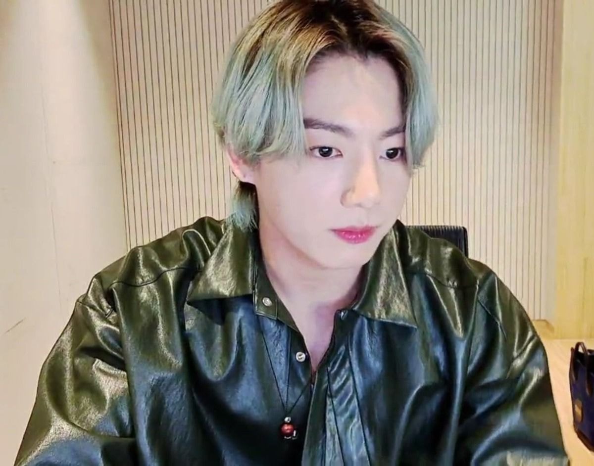  방금 민초단다운 머리색으로 바꾸고 브이앱 켠 방탄 정국
