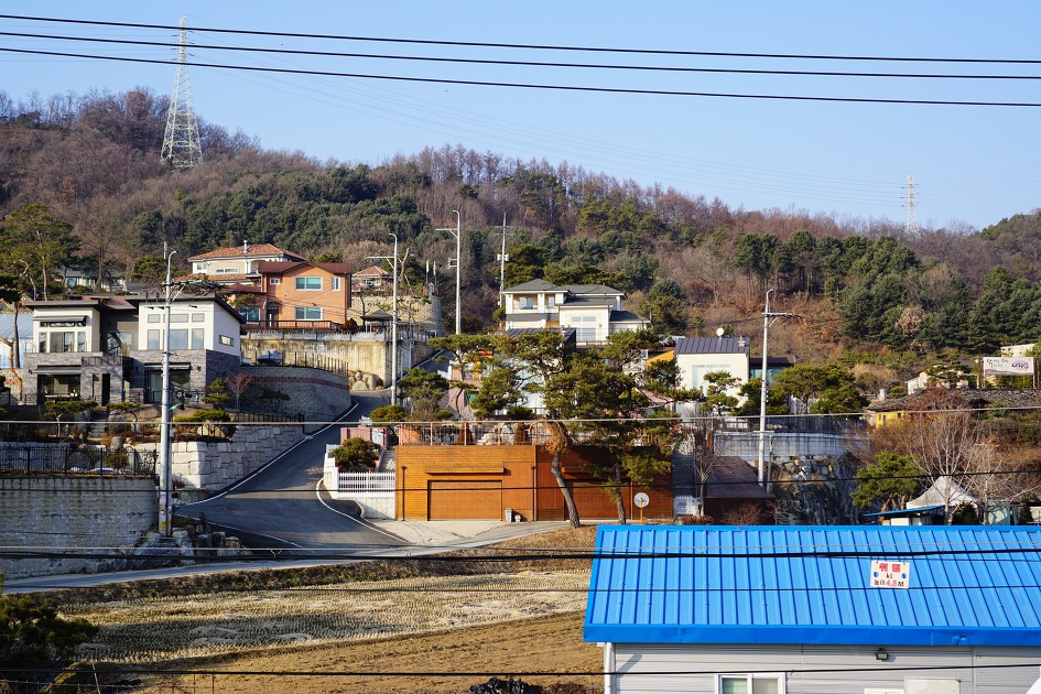 안골 마울풍경&#44; 전원주택&#44; 뒷동산&#44; 전깃줄&#44; 가운데 마을 골목길&#44;