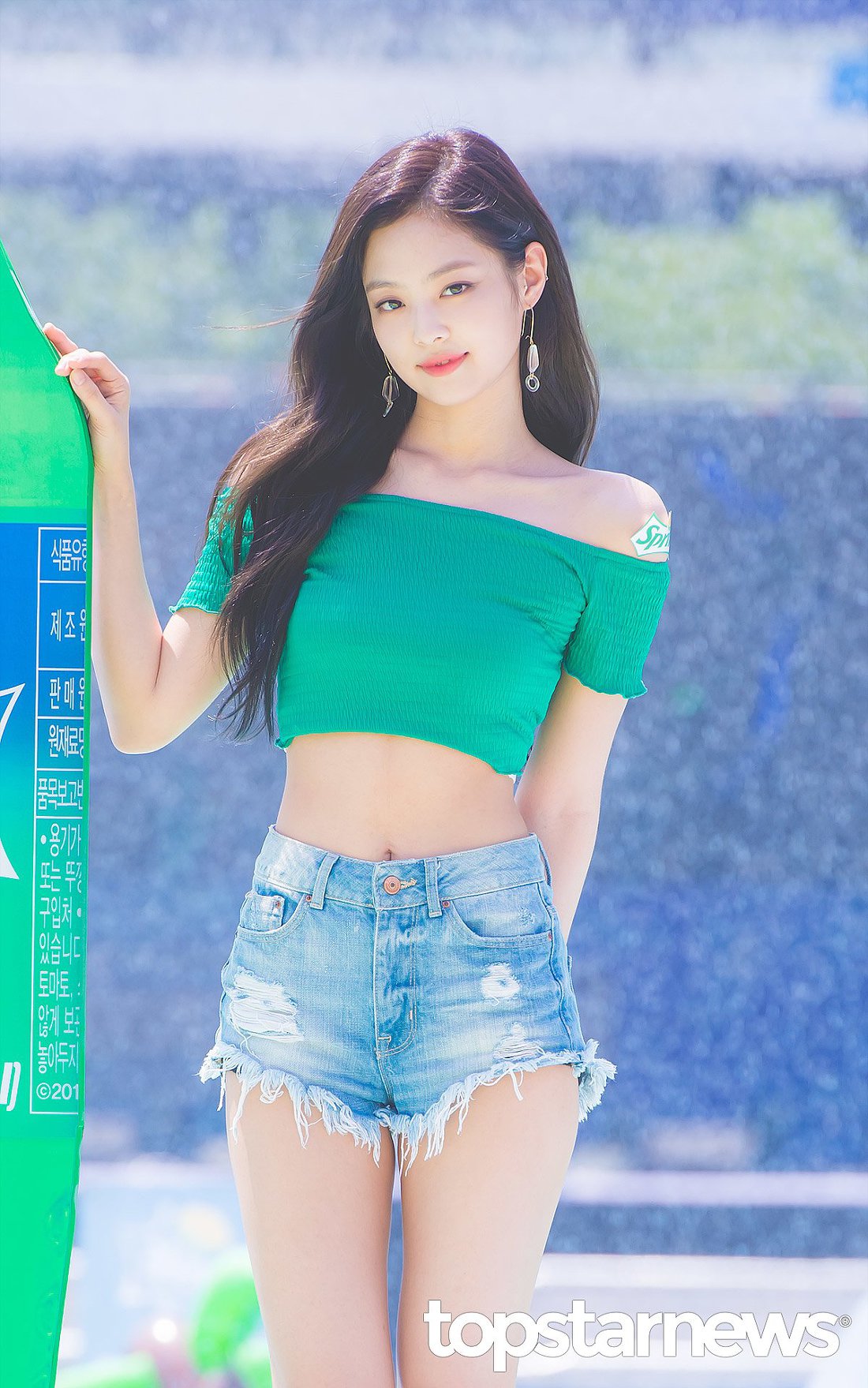  블랙핑크 제니 시원한 핫팬츠 패션 스프라이트 워터밤 2018 행사 사진 움짤