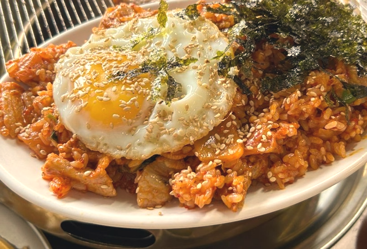 김치볶음밥-위에-달걀후라이-김가루