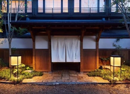 전통 일본 가옥 모습의 입구