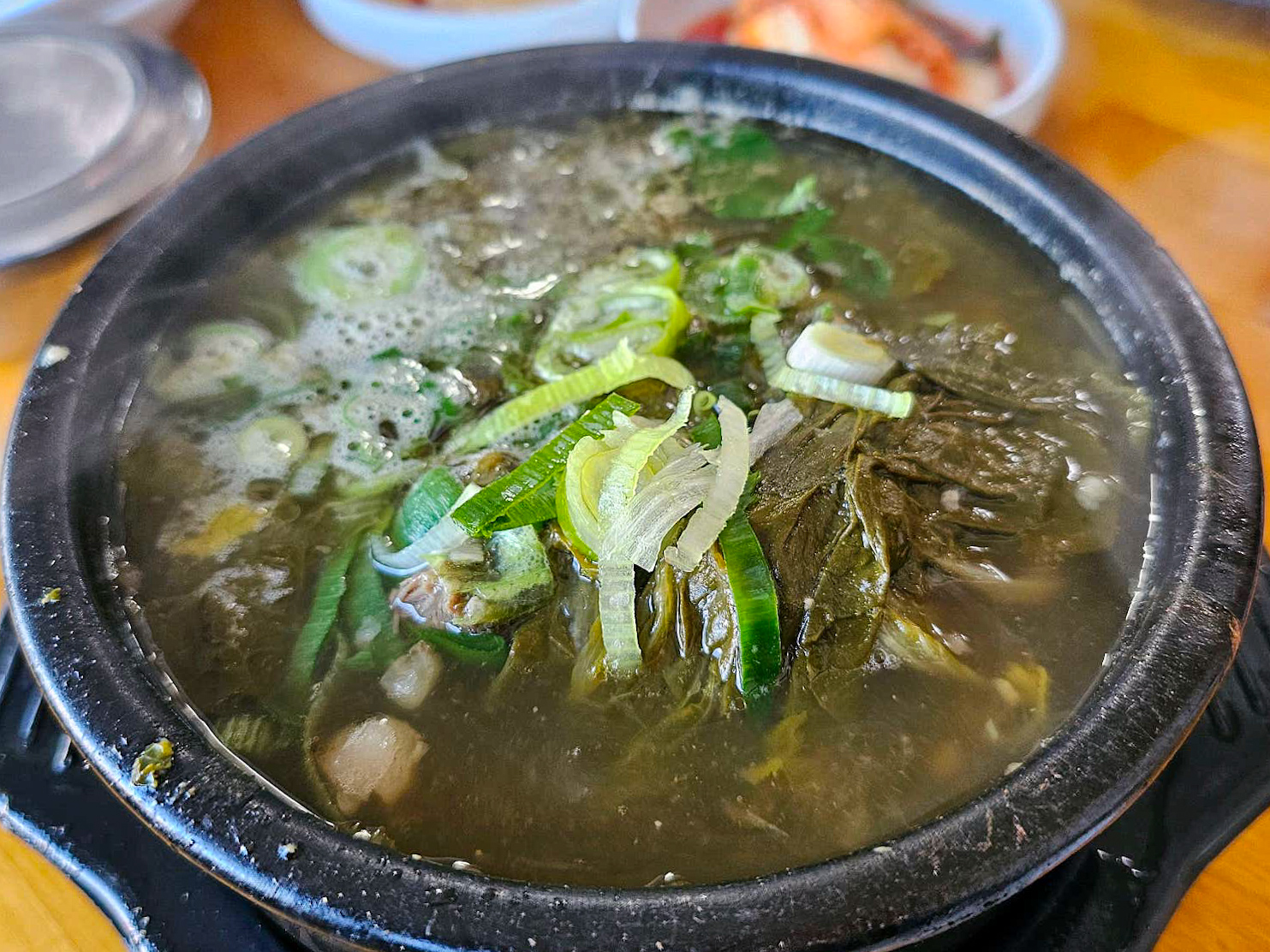 우거지 해장국이 뚝배기에서 끓고 있는 사진