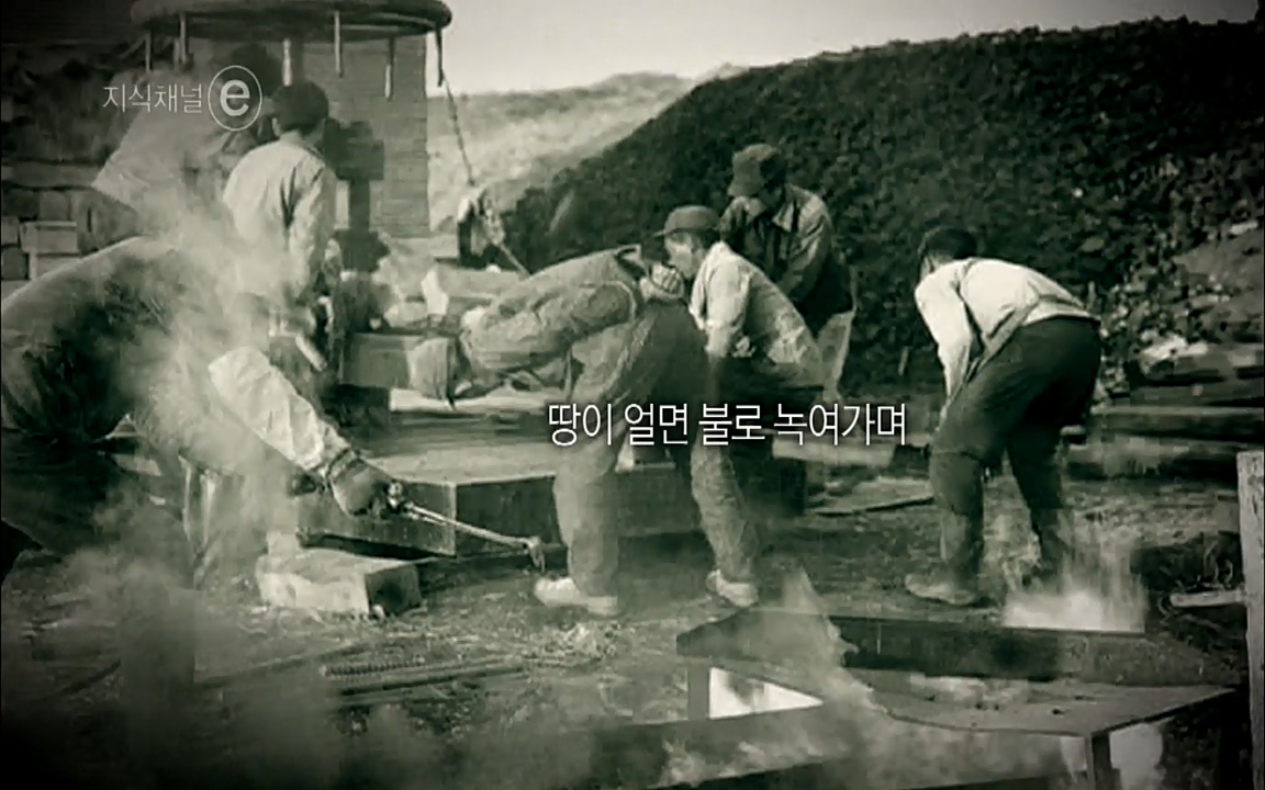 지식채널-e모두의 도로길 위, 누군가의 삶은 멈추었고 세상은 빨라졌다.mp4_20220506_205952.486.jpg